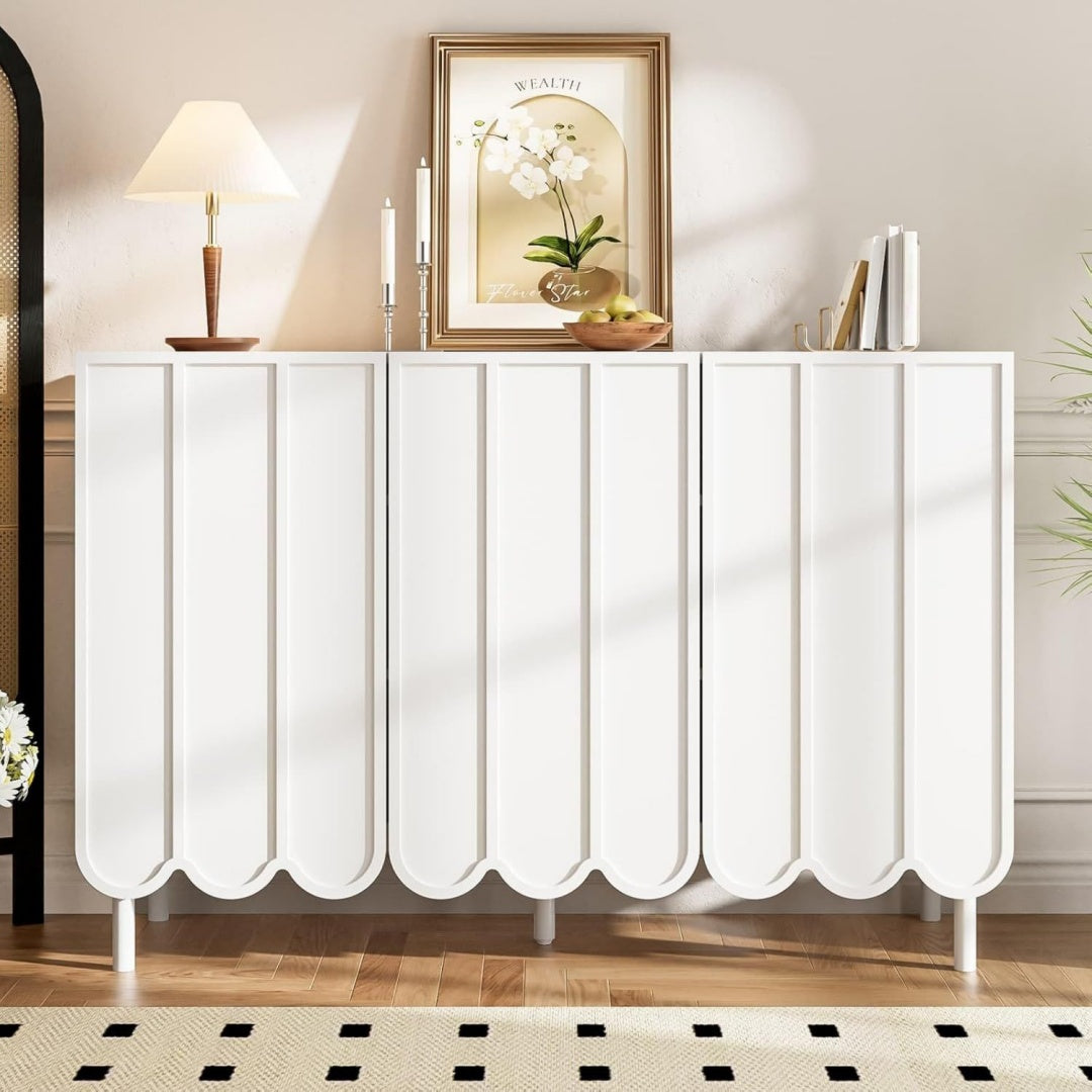 Joli buffet en noyer et MDF, 3 portes